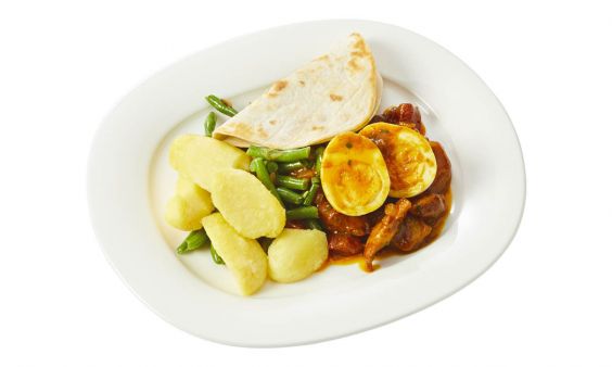 Standaard Kiproti met aardappelen, boontjes en een gekookt eitje